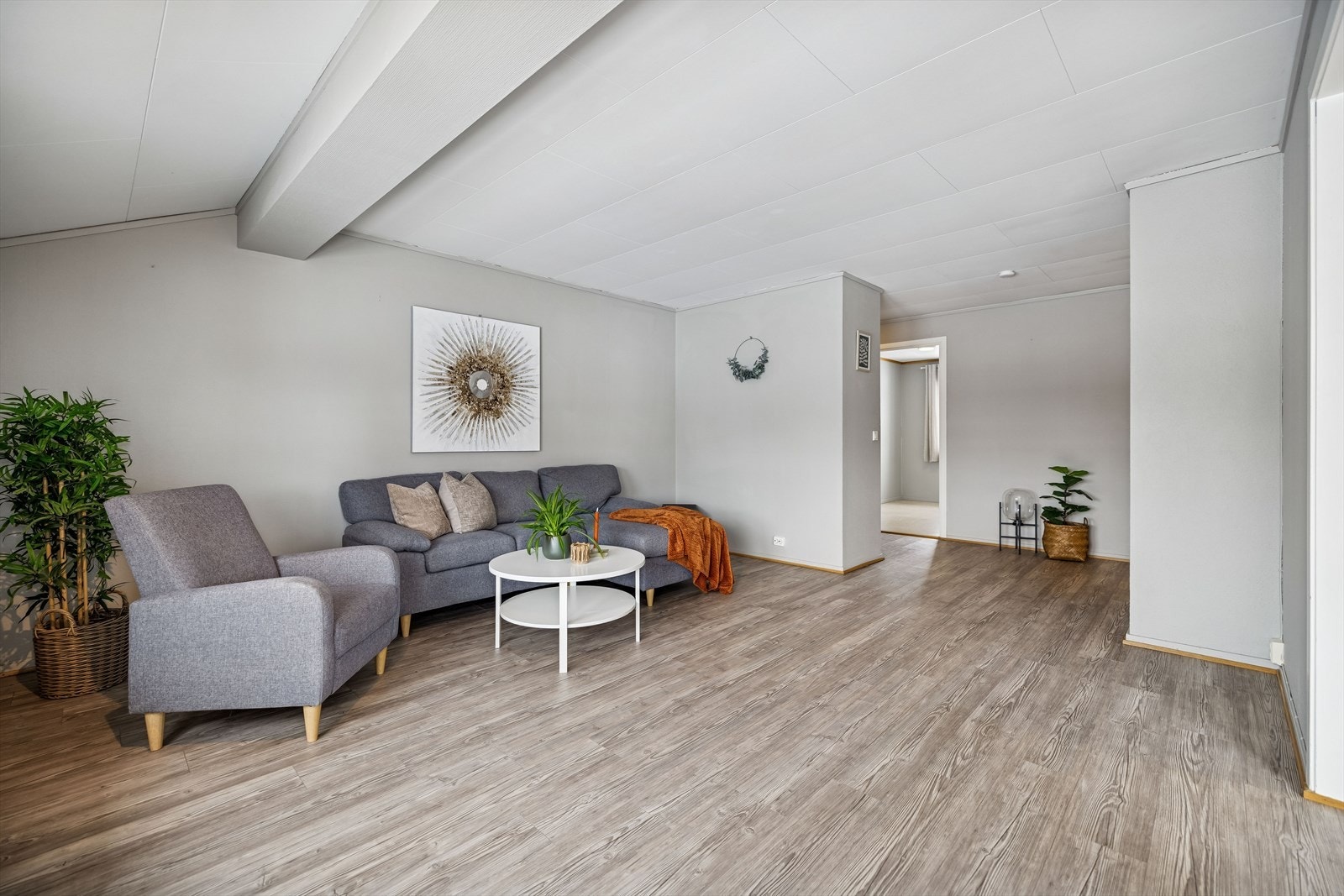 Stue med fleksible møbleringsmuligheter og gjennomgående gulv. Galleribilde