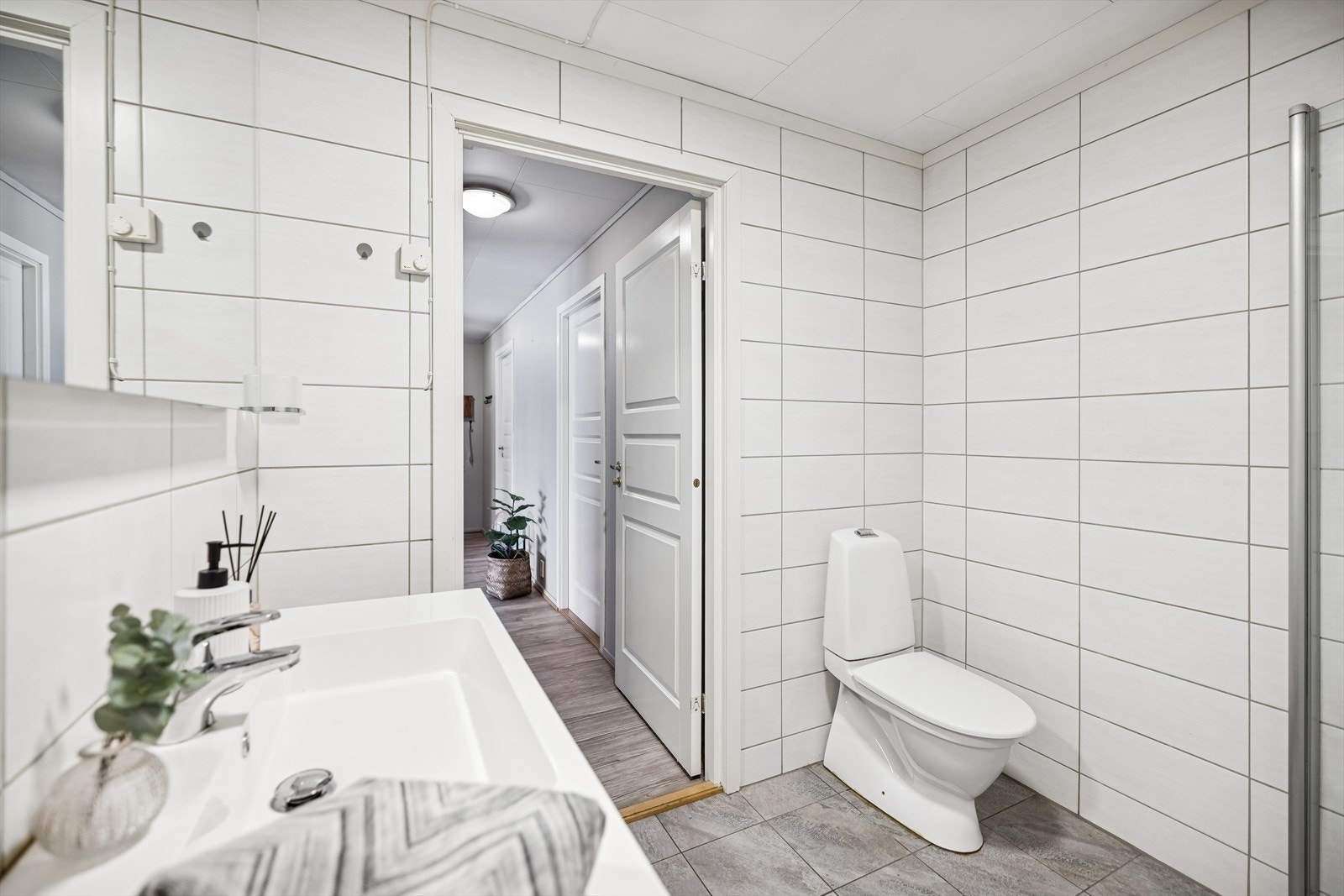 Bad med servantinnredning, speil og toalett. Praktisk og lettstelt løsning. Galleribilde