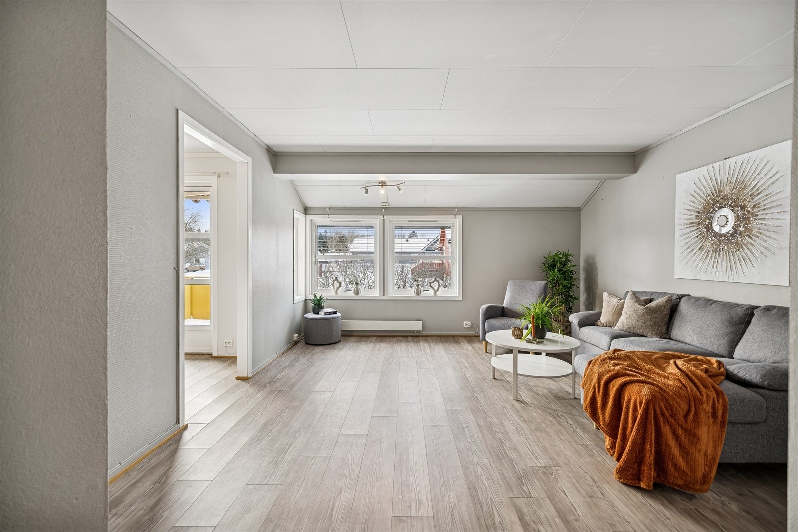 Stue med utgang til terrasse og god takhøydefølelse grunnet synlig himlingsbjelke. Galleribilde