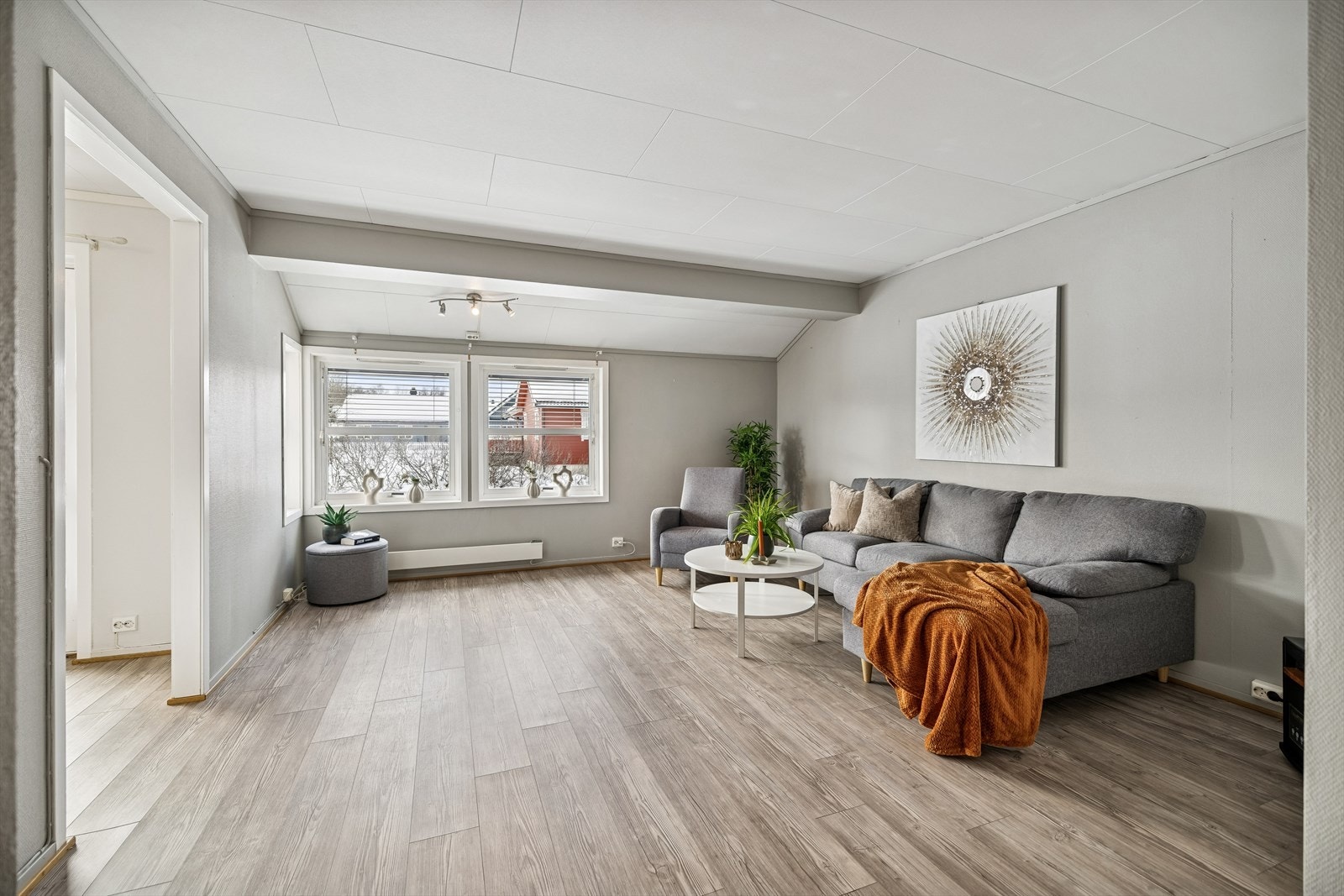 Romslig stue med store vindusflater og godt lysinnslipp. Galleribilde