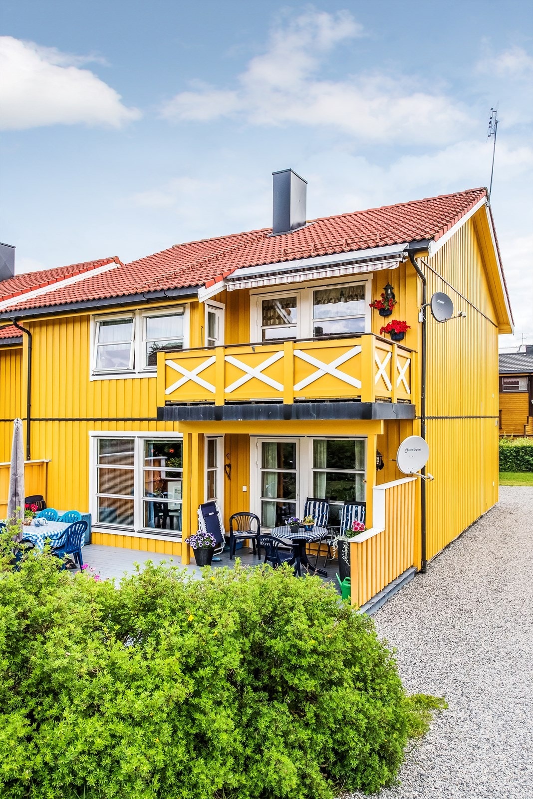 Sommerbilde av fasade og terrasse. Bildet er fra tidligere annonse - det kan forekomme avvik fra dagens standard. Galleribilde