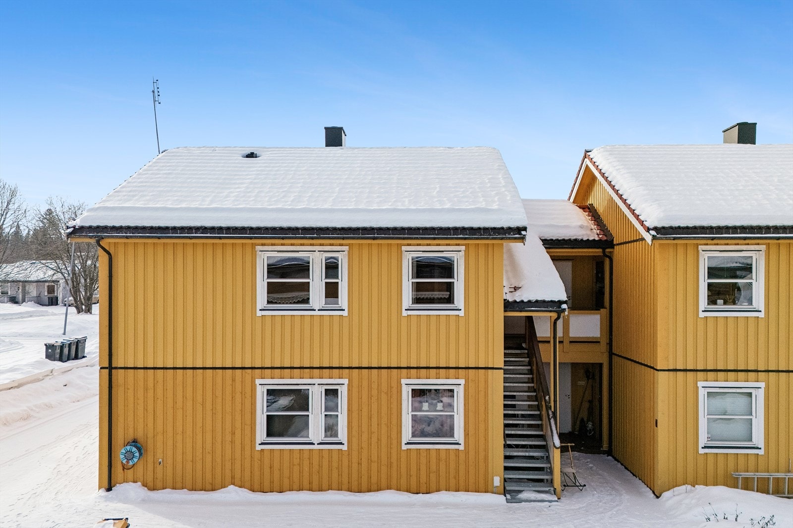 Fasade fra inngangssiden. Leiligheten ligger i 2. etasje. Galleribilde