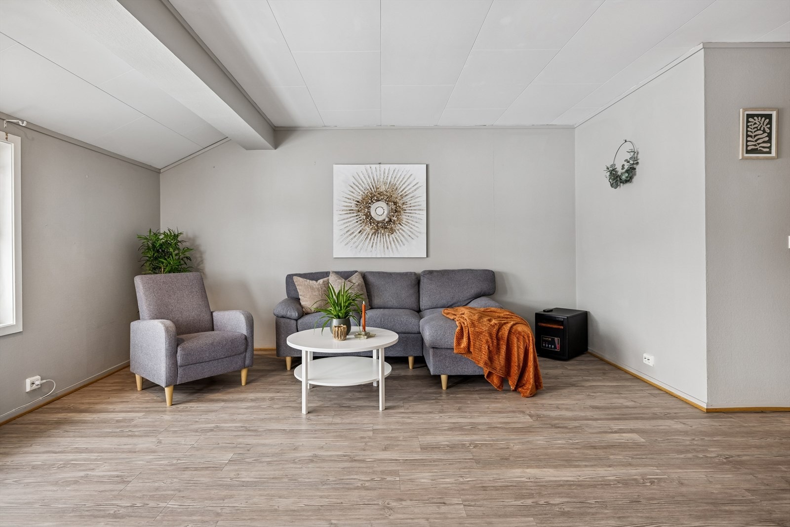 Romslig oppholdsrom med naturlig soneinndeling og gode lysforhold. Galleribilde