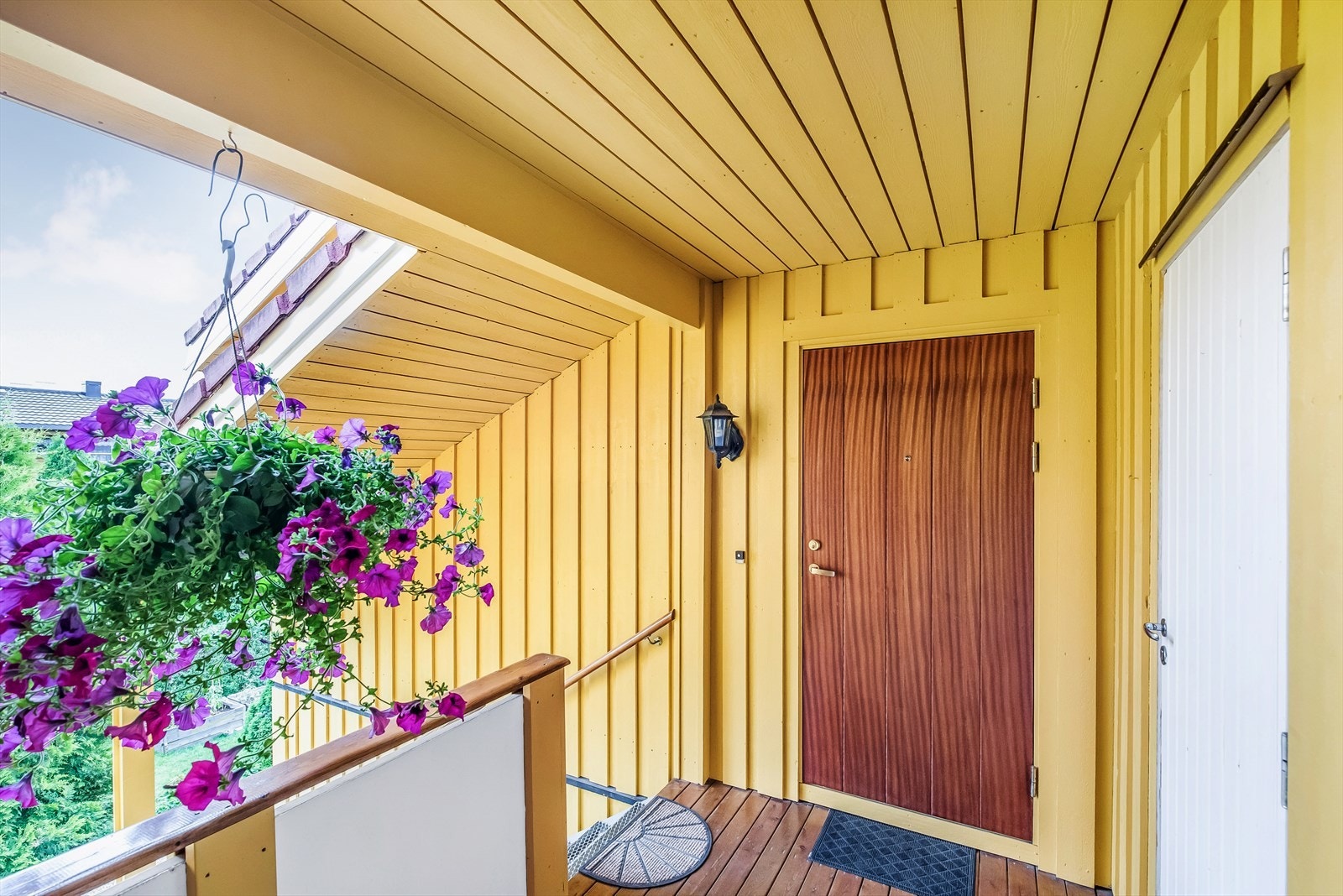 Overbygget inngangsparti i 2. etasje med lun og skjermet adkomst til leiligheten. Galleribilde