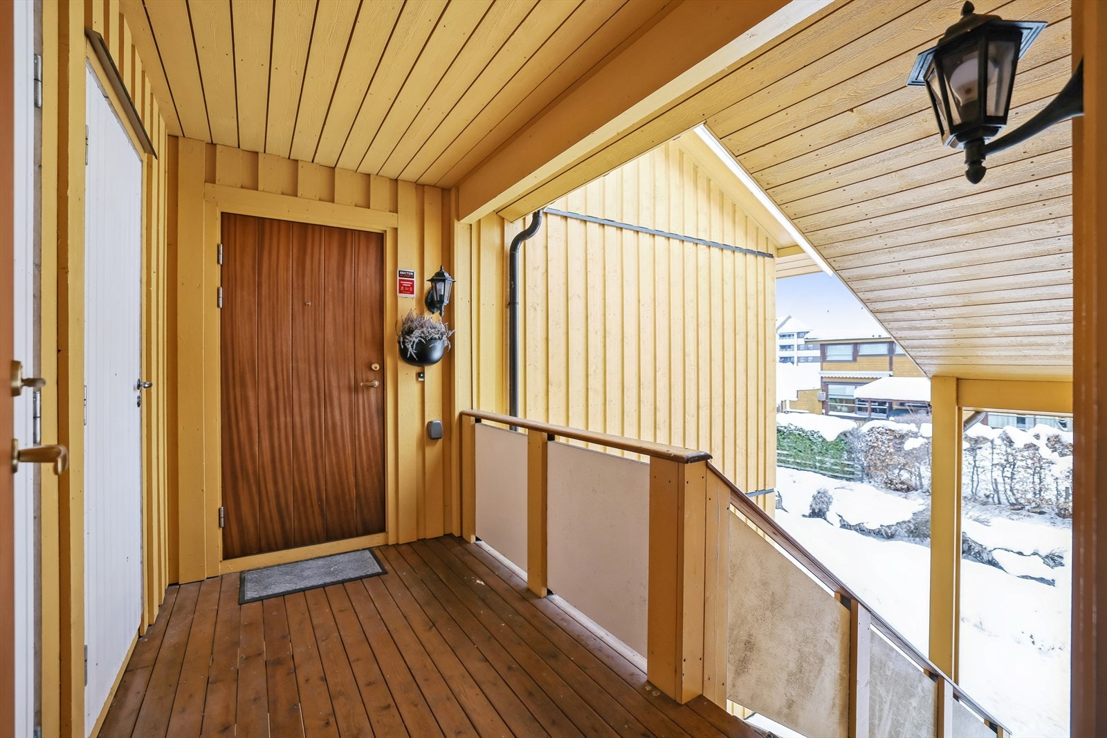 Entré med tilknytning til bod/teknisk rom - svært praktisk med ekstra lagringsplass rett innenfor inngangsdøren. Galleribilde