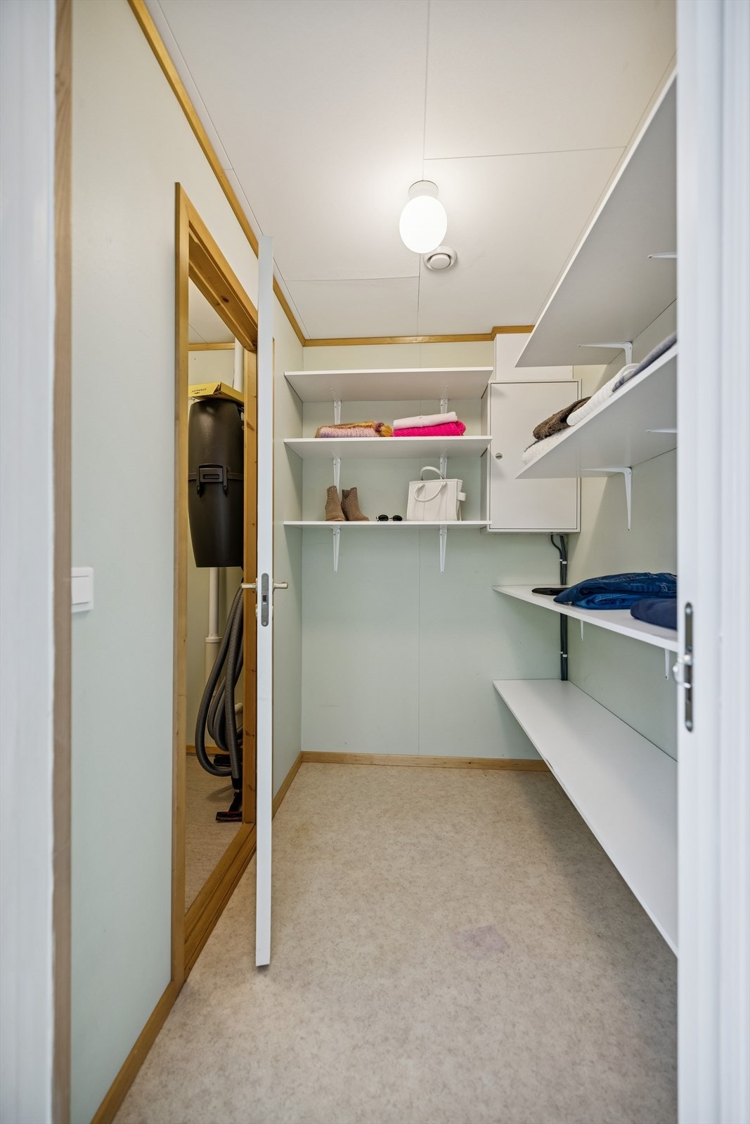 Praktisk og romslig innvendig bod med god lagringsplass på faste hyller. Galleribilde