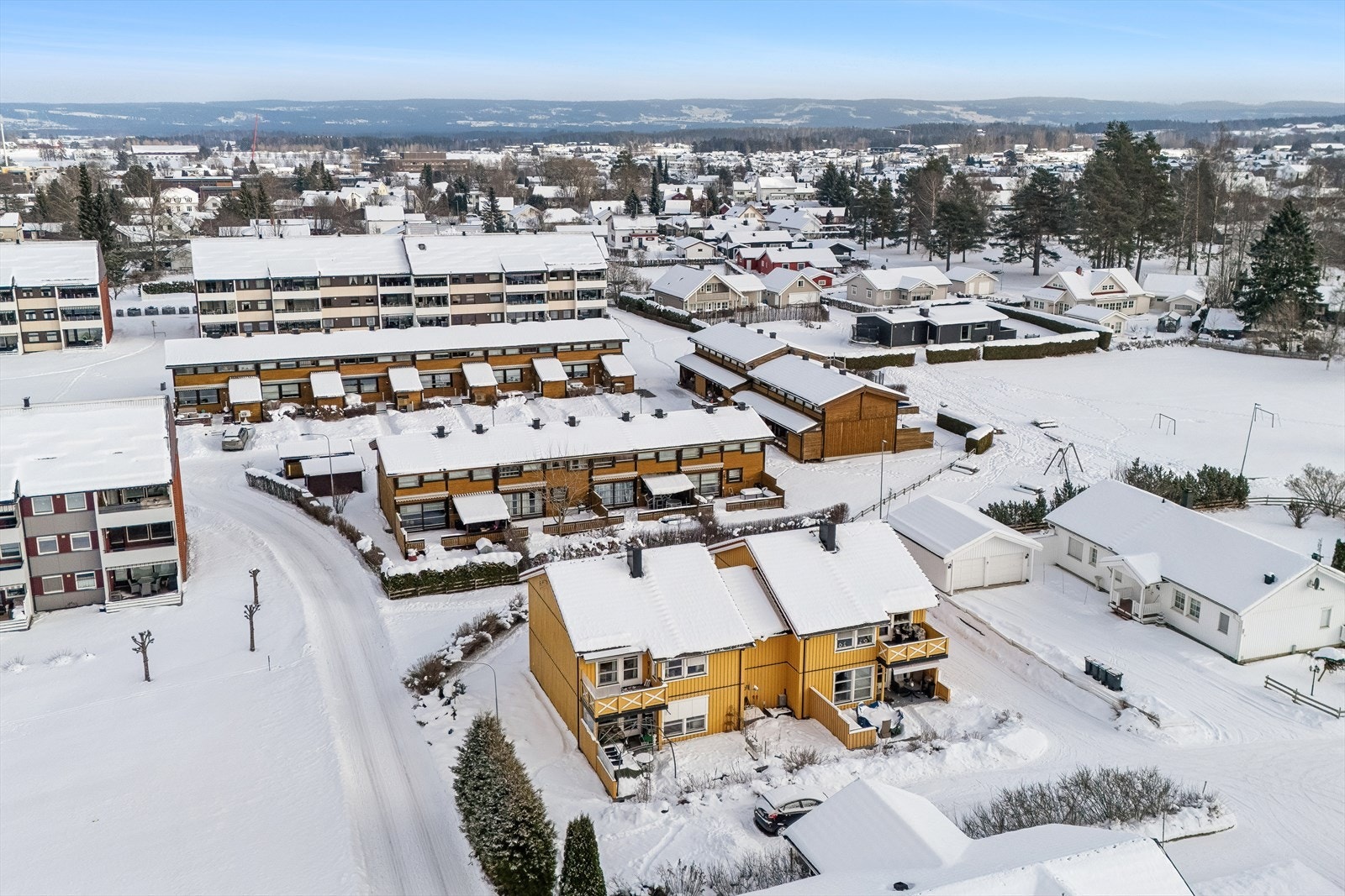 Sameiets bebyggelse - romslige uteområder mellom byggene. Galleribilde