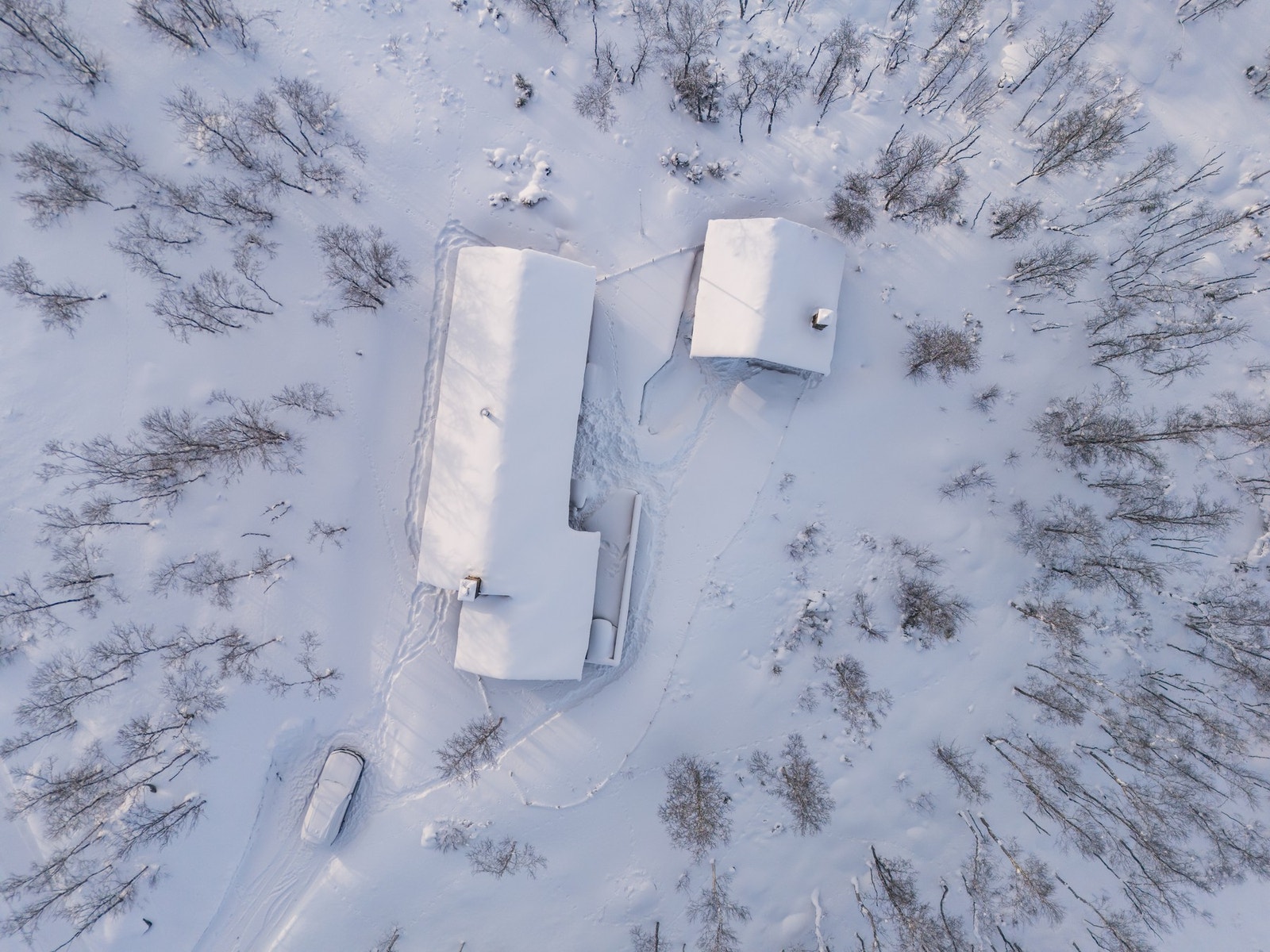 Det er opparbeidet parkeringsplasser på eiendommen som vinterbrøytes Galleribilde