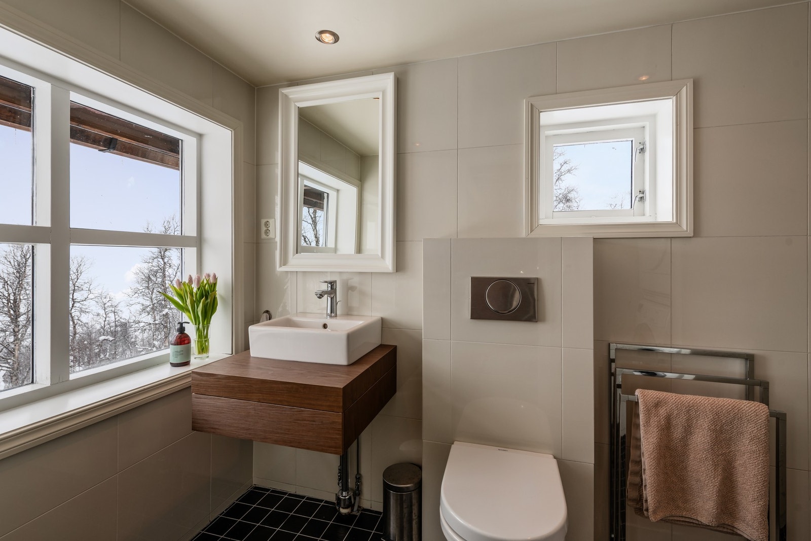 Pent, lyst bad som er renovert i 2012. Anneks er ikke omsøkt/godkjent. Galleribilde