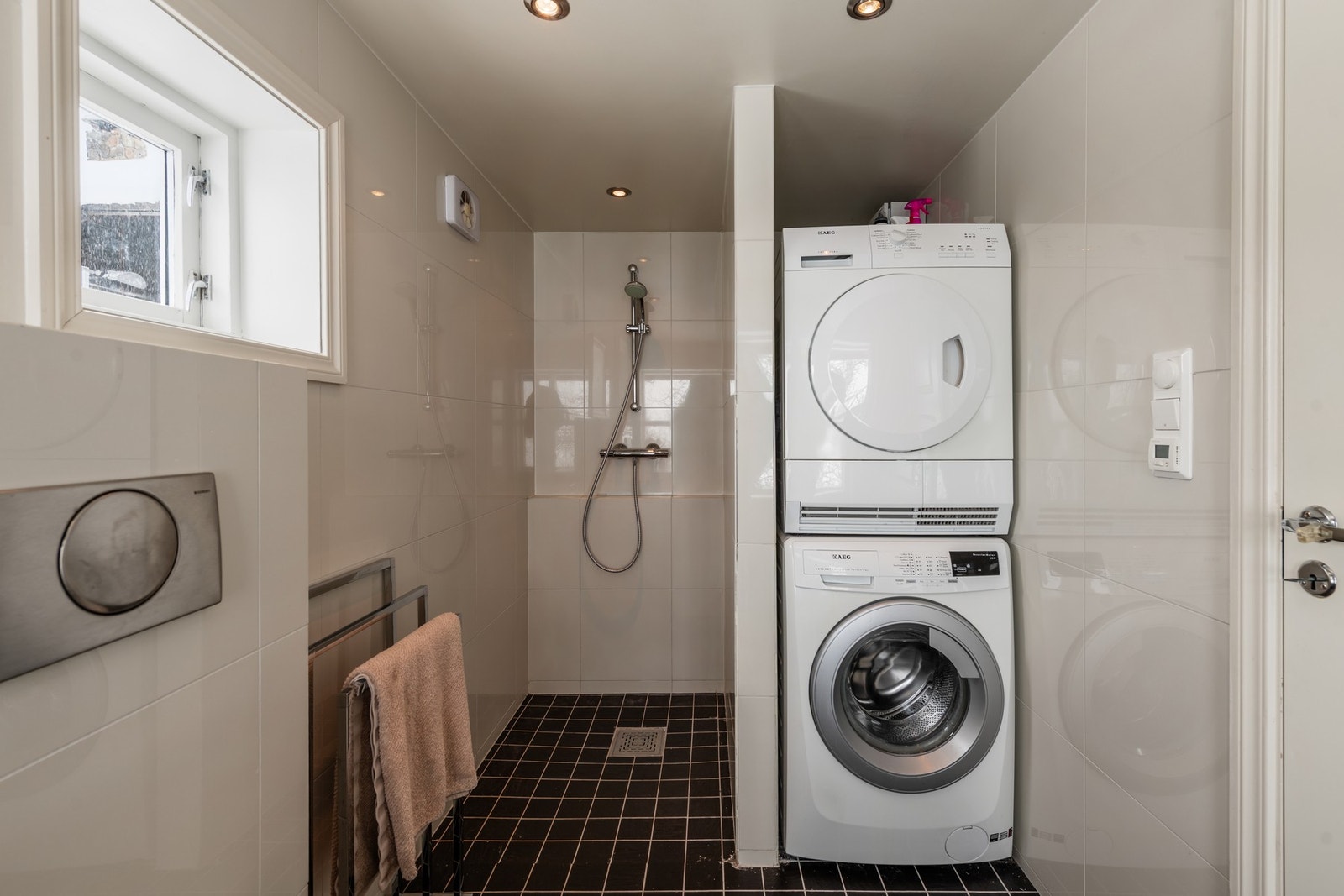 Badet har opplegg for vaskemaskin. Anneks er ikke omsøkt/godkjent. Galleribilde