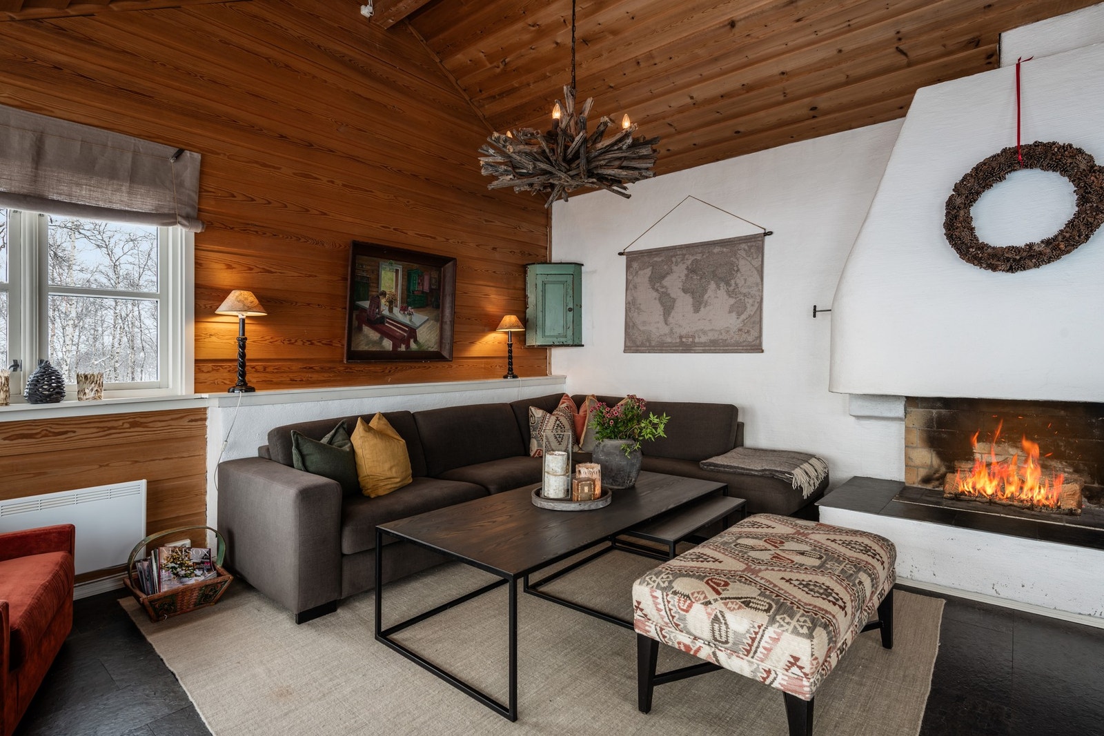 Fra fjellets friskhet til sofaens ro - en bok, en peis og ren hyttekos Galleribilde