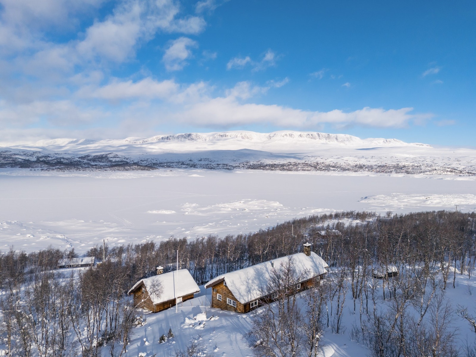 Eiendomsmegler Jannike Seljevoll Herleiksplass har gleden av å presentere Verpestølvegen 150 (Foto: Terje Bjørnsen) Galleribilde