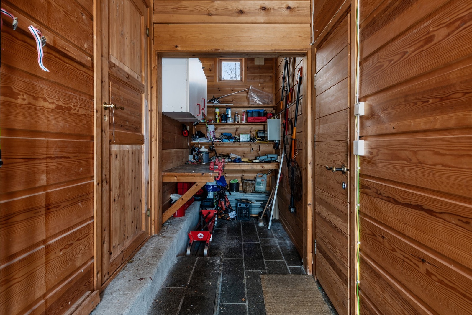 I inngangspartiet finner du praktisk ski- og smørebod. Galleribilde