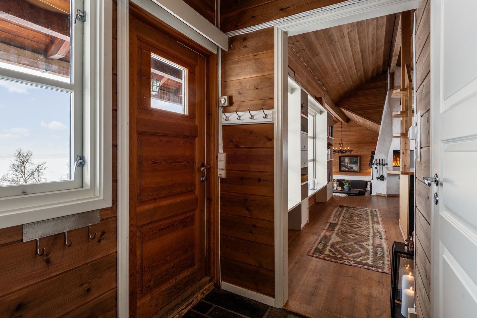 Hyttens inngangsparti Galleribilde