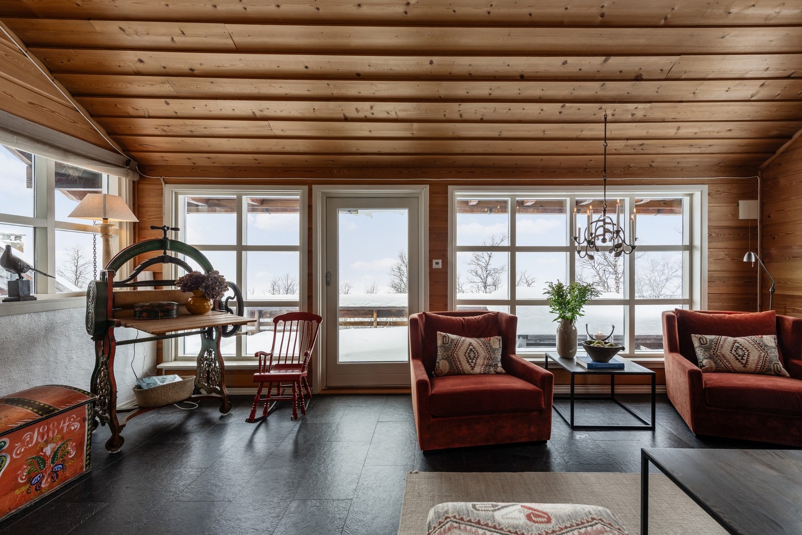 Store vindusflater som gir godt naturlig lys, med utgang til terrasse Galleribilde