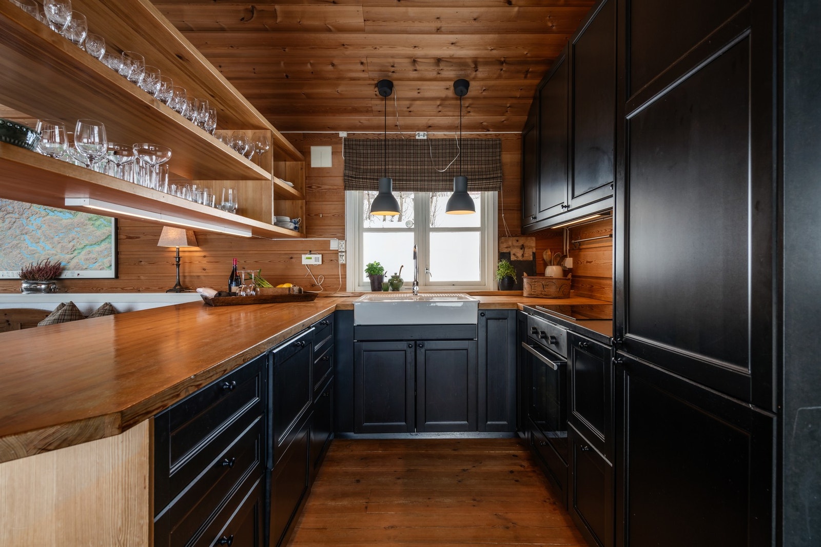 Benkeplate i tre og stein, oppvaskkum i porselen, kjøkkenventilator med avtrekk ut Galleribilde