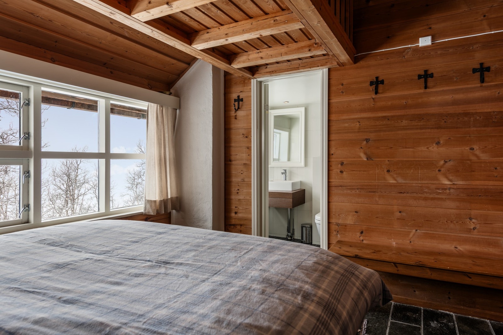 Fra soverom er det tilknytning til bad. Anneks er ikke omsøkt/godkjent. Galleribilde