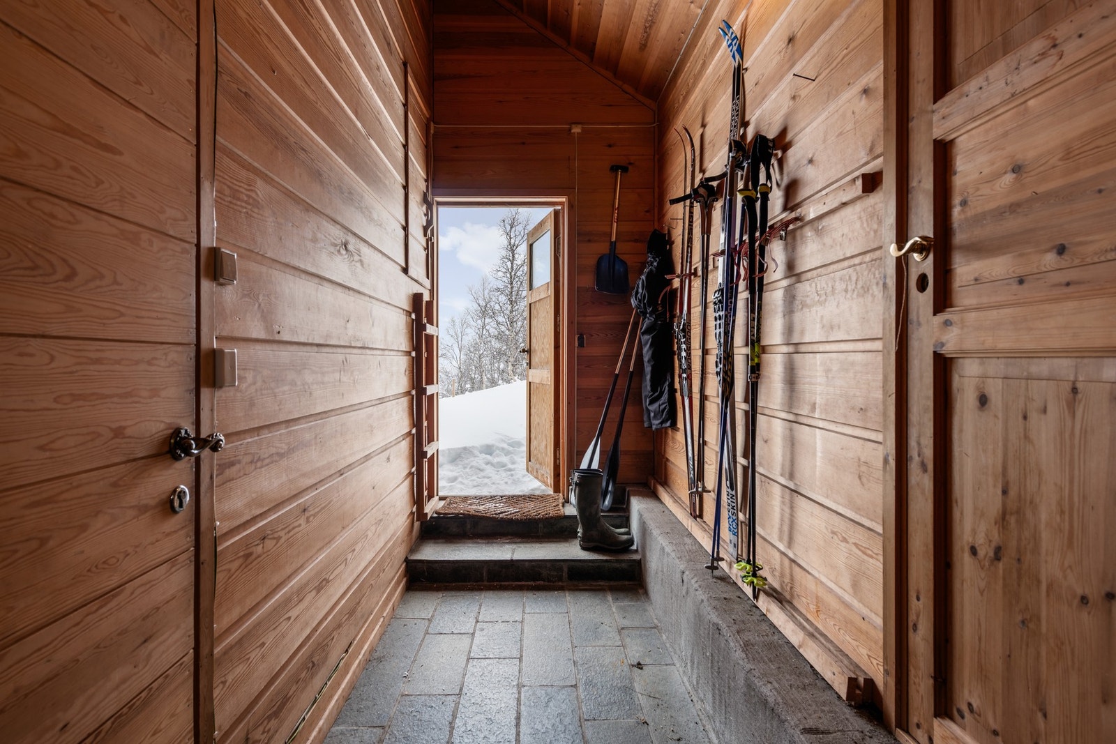 Inngangsparti til anneks. Det er tilkomst til to uisolerte boder, samt oppholdsrom/soverom med bad. Anneks er ikke omsøkt/godkjent. Galleribilde