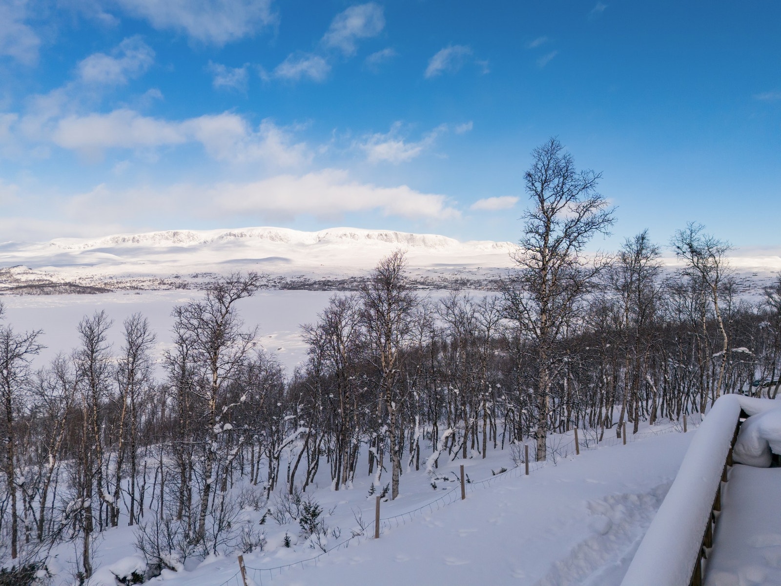 Flott utsikt mot Ustevatnet og Hallingskarvet fra terrassen Galleribilde