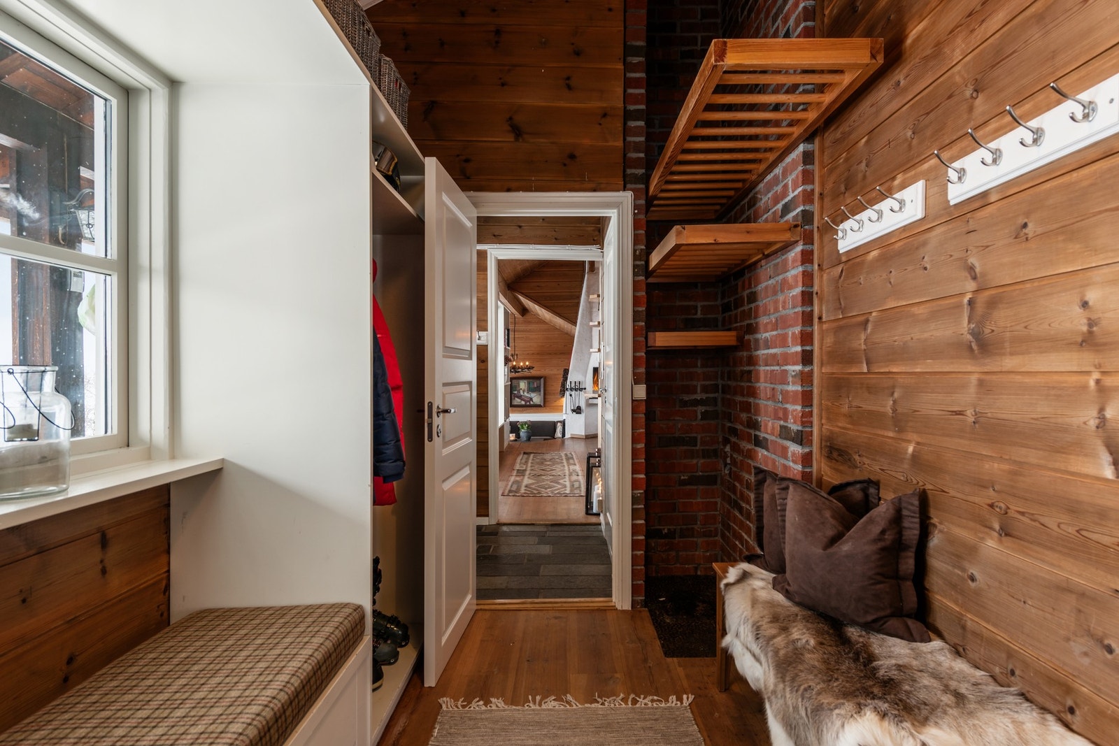 Mellomgangen i tilknytning entréen har god plass og praktiske oppbevaringsmuligheter Galleribilde