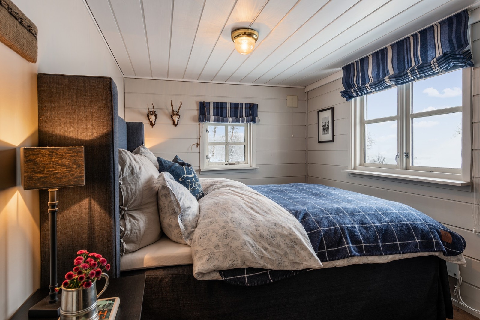 Det ene av hyttens koselige soverom Galleribilde