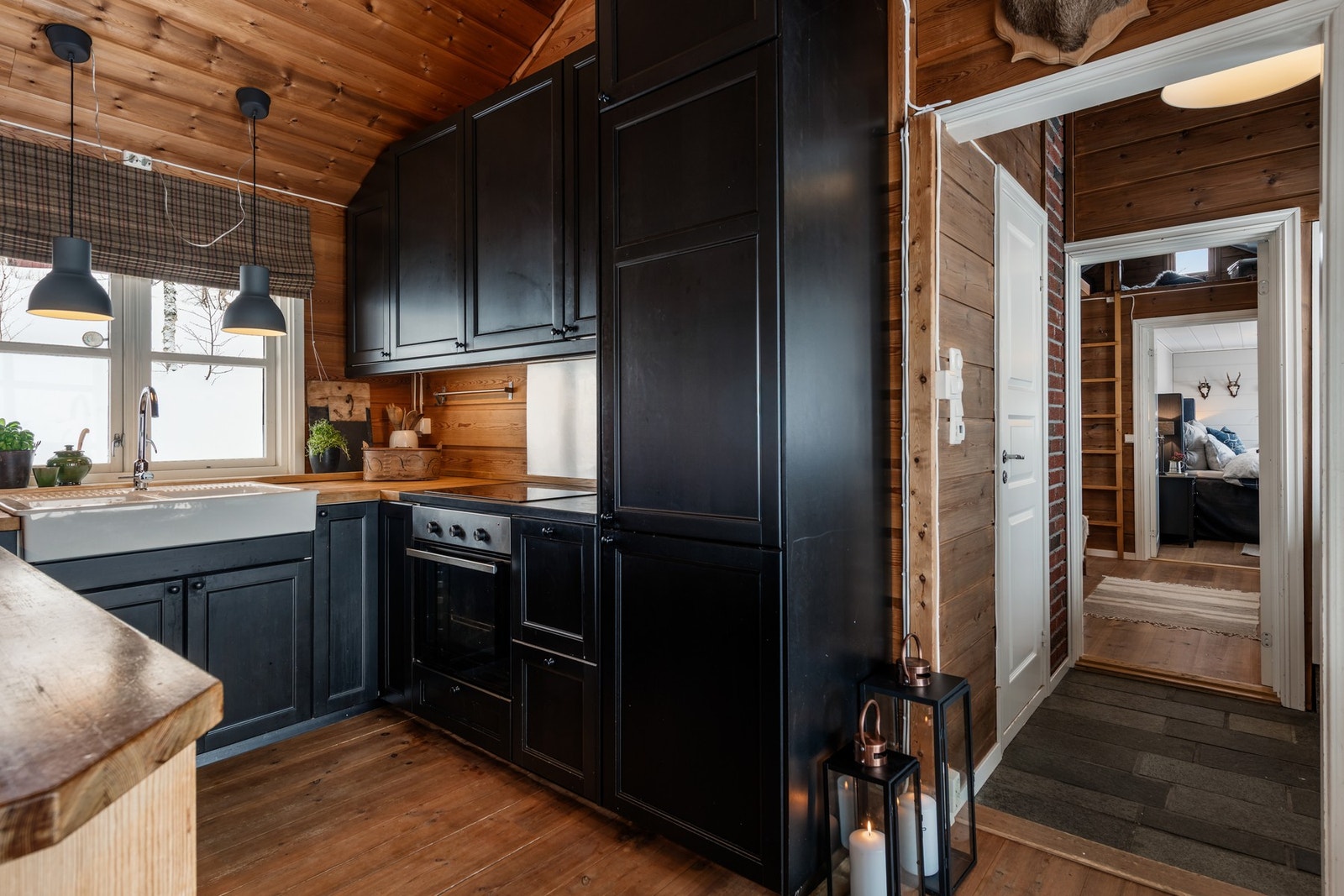 Integrerte hvitevarer: komfyrtopp, stekeovn, oppmaskmaskin og kominert kjøl-/fryseskap. Galleribilde