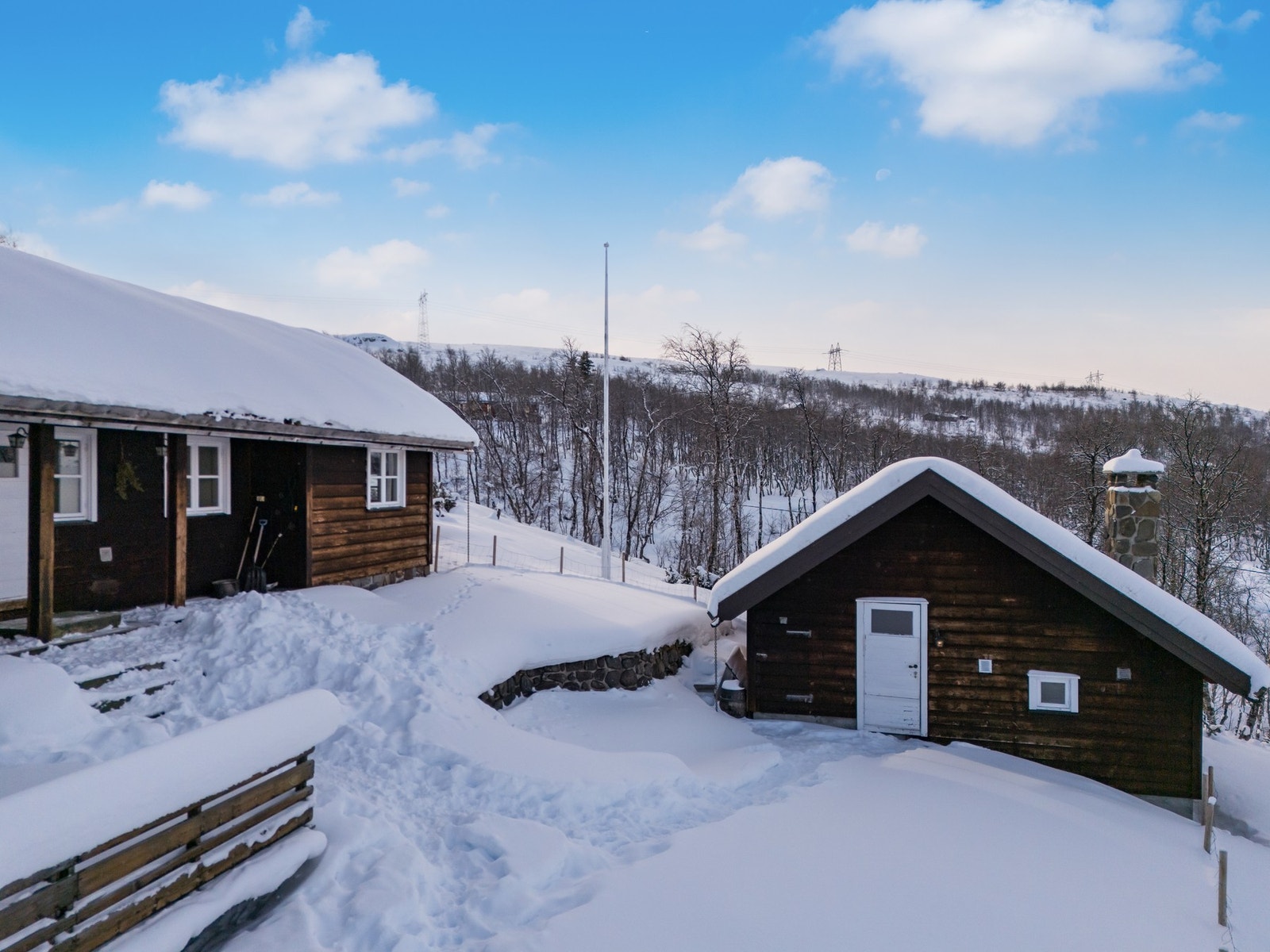 Eiendommen har også et flott anneks med soverom, bad, skibod og uisolerte boder. Annekset er oppført i 1984, men er ikke omsøkt/godkjent. Galleribilde