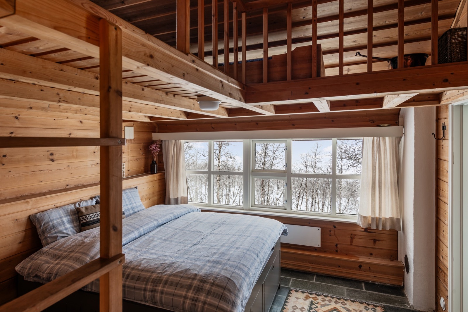 Annekset har et koselig oppholdsrom/soverom. Anneks er ikke omsøkt/godkjent. Galleribilde