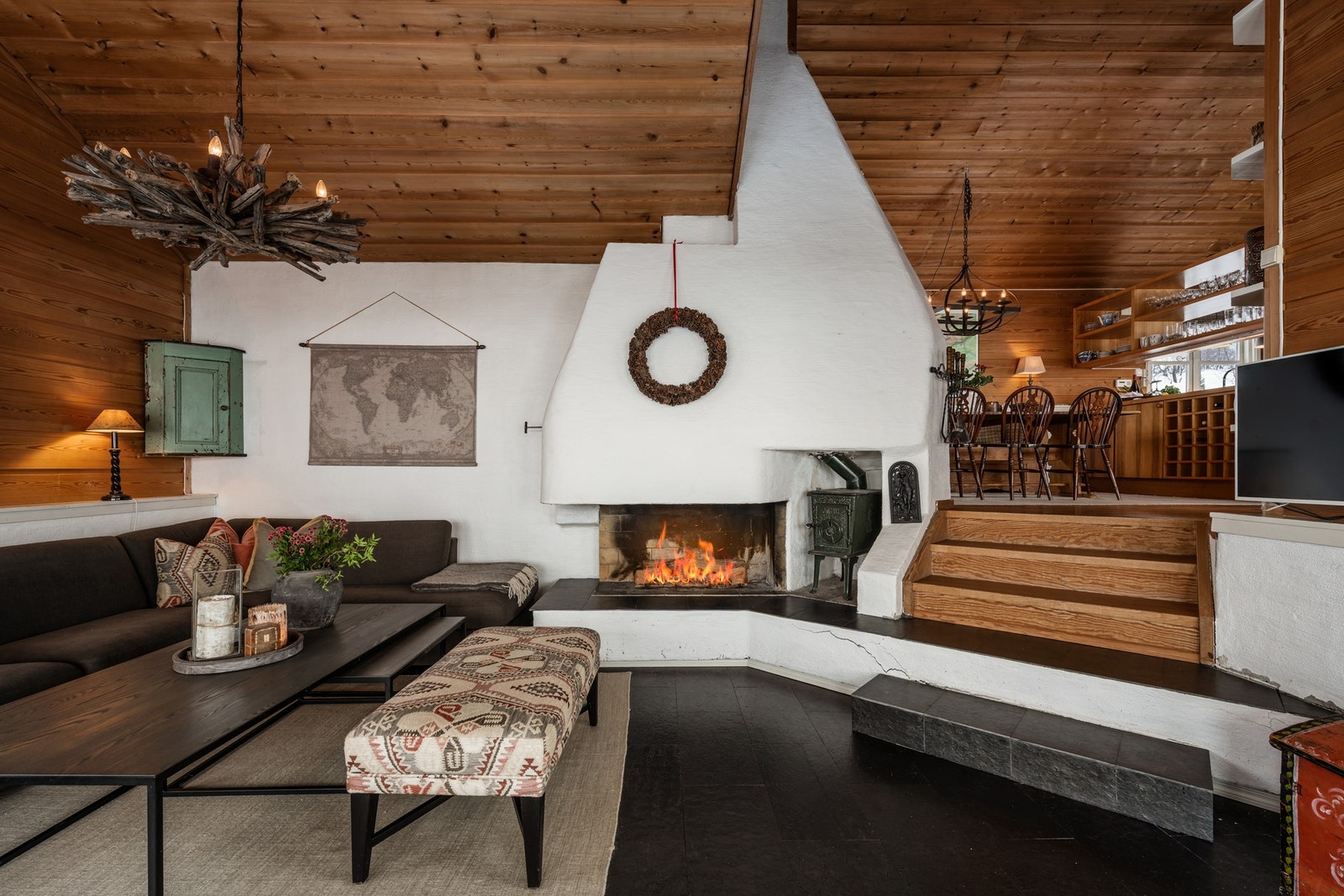 Opphøyd nivå fra stue til øvrig del av hytten gir et stilig særpreg Galleribilde