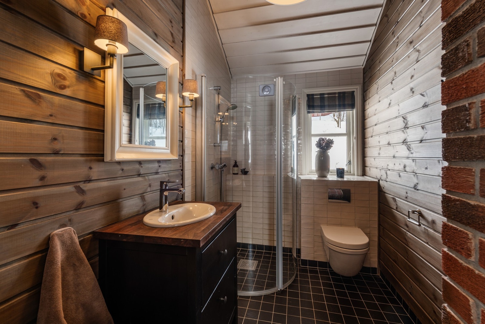 Badet har servantseksjon, wc m/innebygd sisterne samt dusjhjørne med fliser. Ikke godkjent for varig opphold Galleribilde