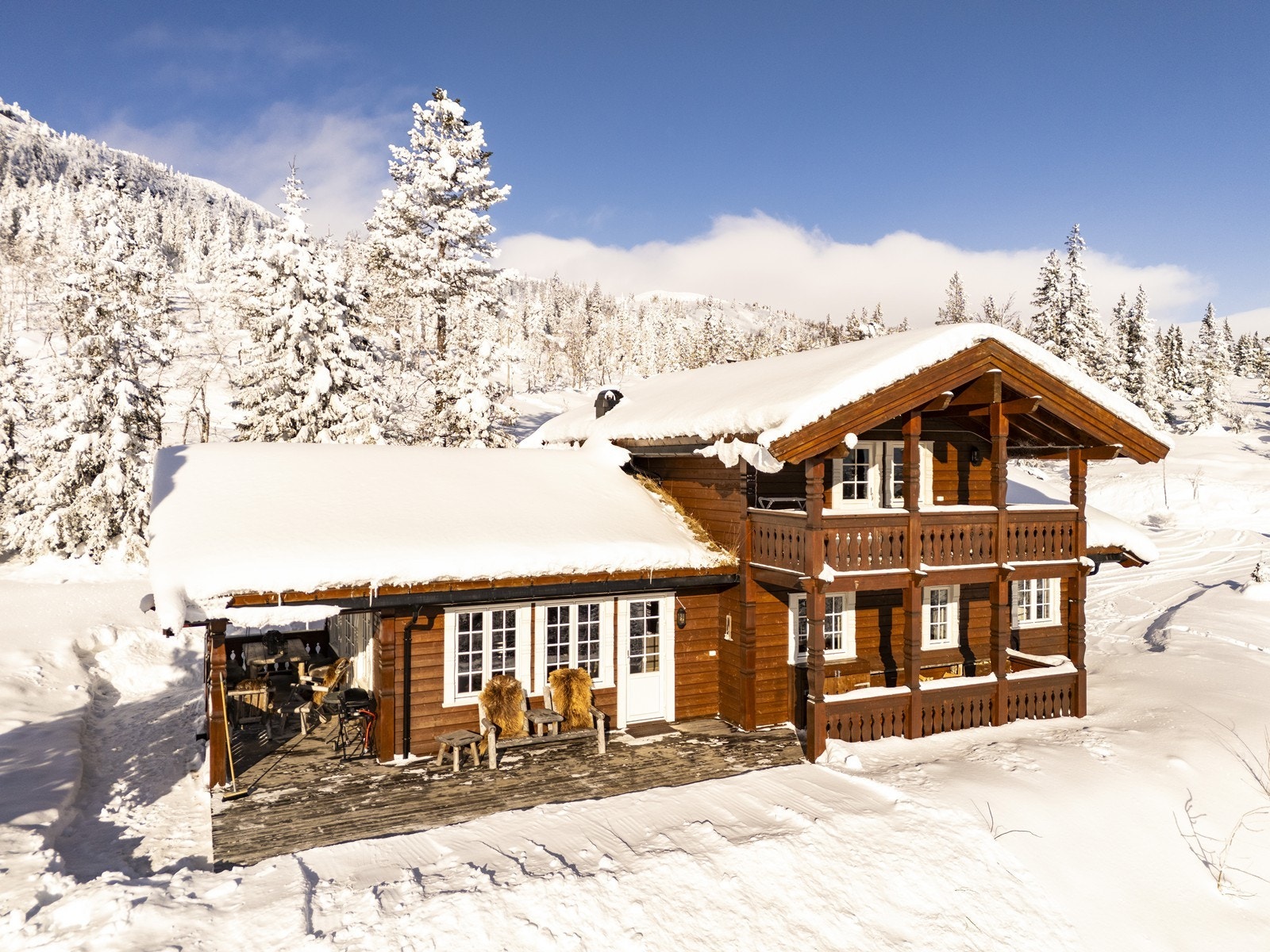 Tomta ligger i et svakt skrånet sydvendt terreng med bra solforhold og godt utsyn. Det er opparbeidet gruset adkomst og parkering inn mot hytta fra øst. Galleribilde