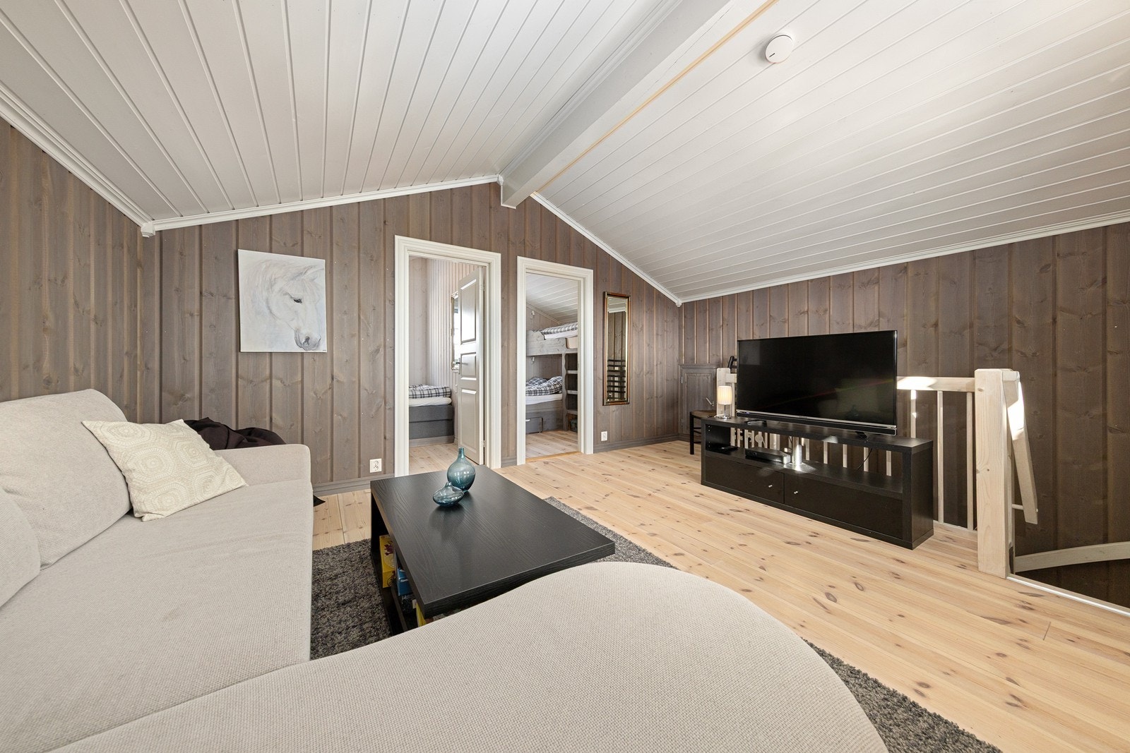 I tillegg har hytta en koselig oppstue - perfekt for barna/ungdommen i familien, eller som en ekstra tv-stue. Galleribilde