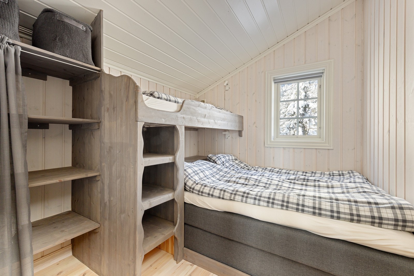 Soverommene har god plass og tilrettelegger for både familie og gjester. Med dagens løsning er det totalt 11 sengeplasser i hytta. Galleribilde