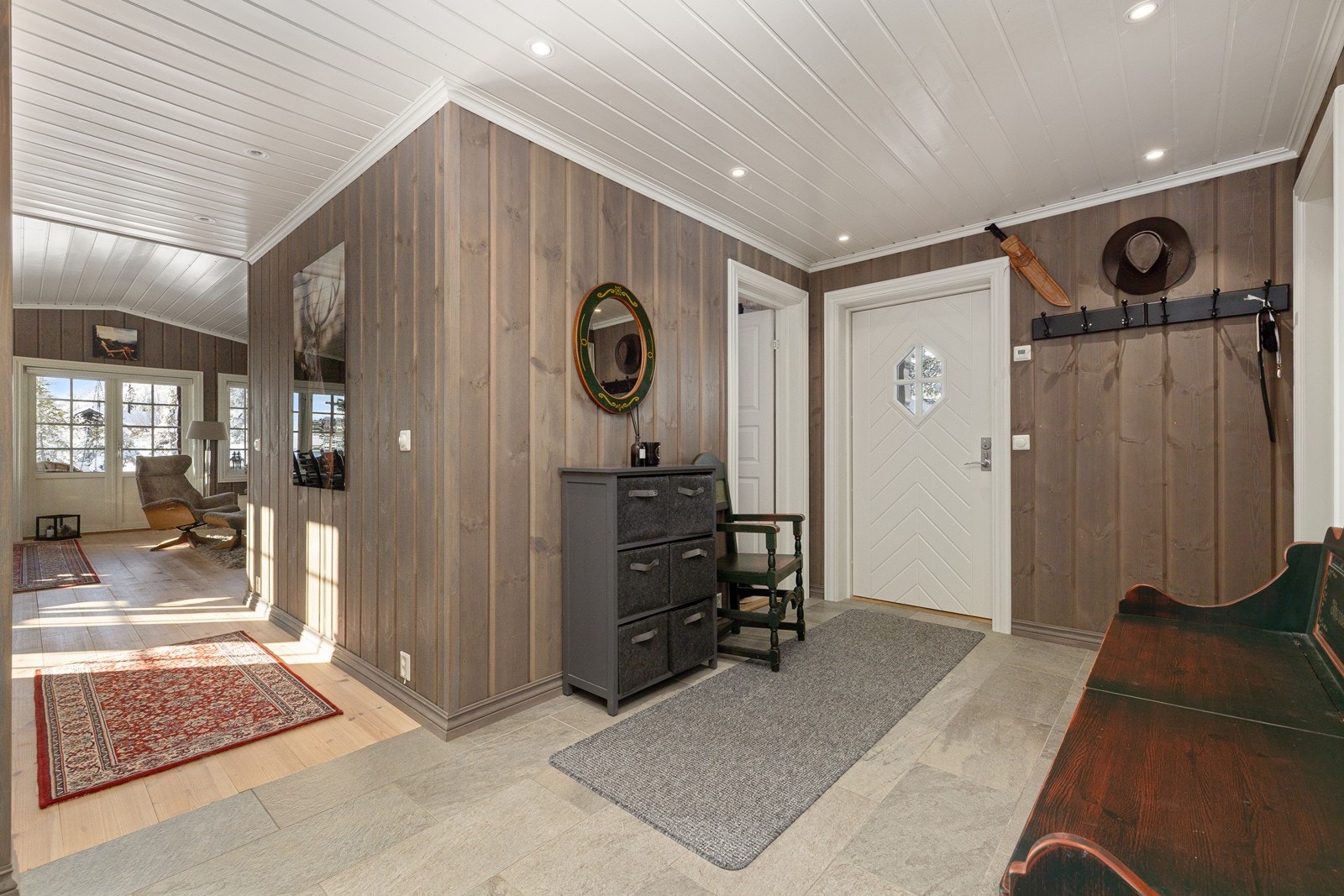 I hallen har man behagelig gulvvarme og muligheter for oppheng av yttertøy. Velkommen inn! Galleribilde