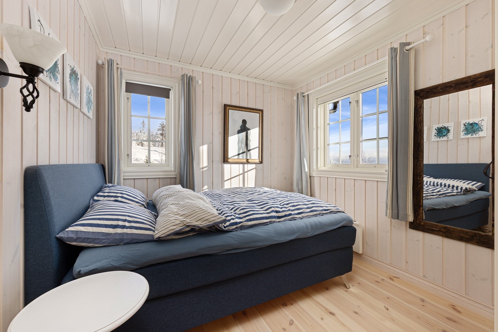 Hytta har fire romslige soverom, fordelt med to i hver etasje. Galleribilde