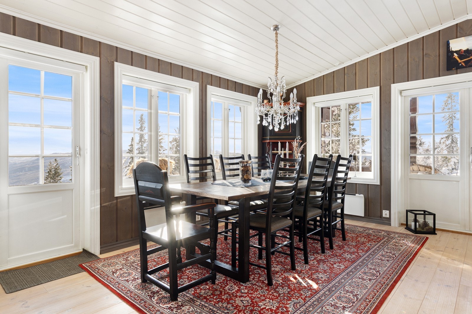 Spisestuen naturlig er plassert nær kjøkkenet - perfekt for å samle familie og venner til hyggelige måltider. Galleribilde