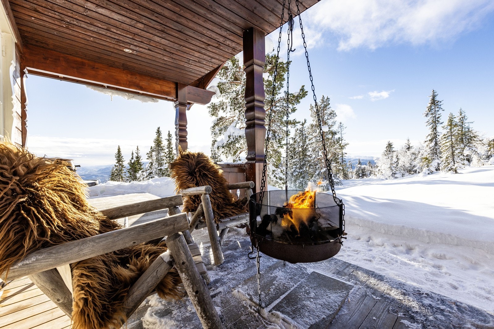 Med mulighet for flere soner på terrassen kan man enkelt skape hyggelige uteområder for både avslapning, måltider og sosialt samvær. Galleribilde