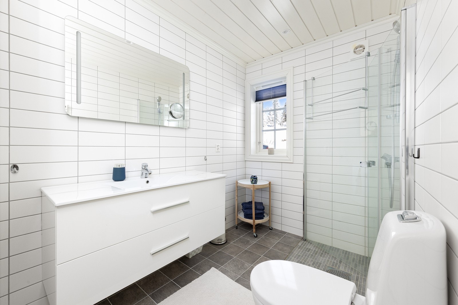 Hytta har to lyse og tidløse bad, begge flislagte med elektrisk gulvvarme. Galleribilde