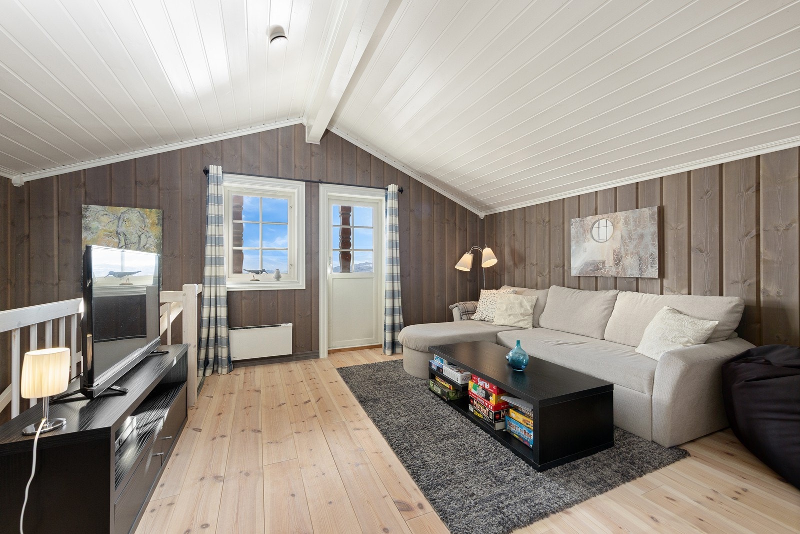 Fra rommet er det også utgang til en overbygget veranda. I tillegg har man kott for lagring Galleribilde