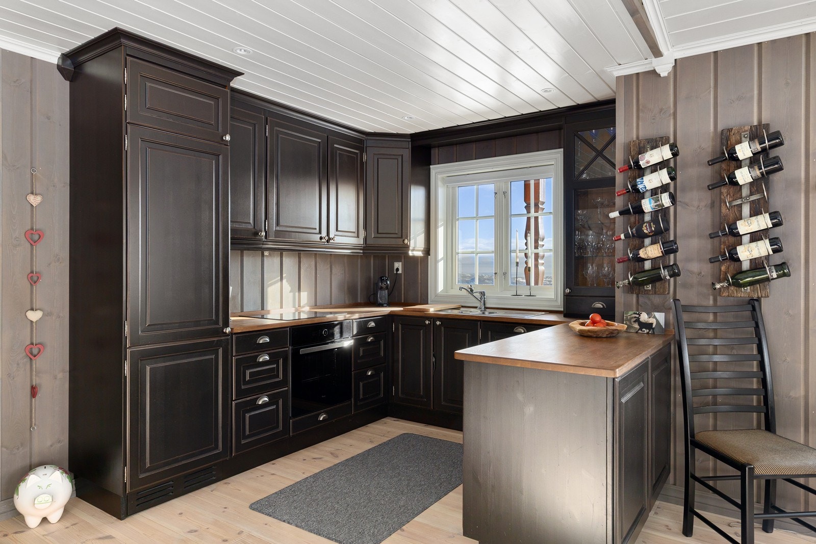 Innredningen er utstyrt med integrert komfyr, platetopp, kjøleskap og oppvaskmaskin, samt automatisk vannstopp/waterguard under benken. Galleribilde