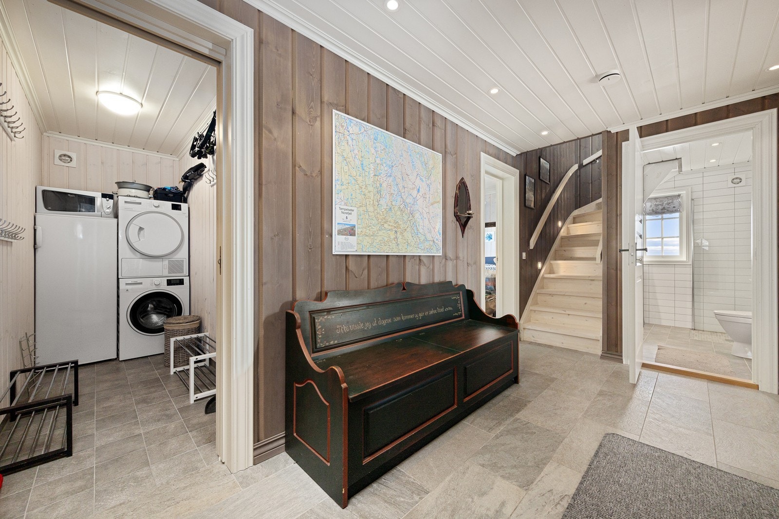 Fra den flislagte hallen har man også adkomst inn til et praktisk teknisk rom. Galleribilde