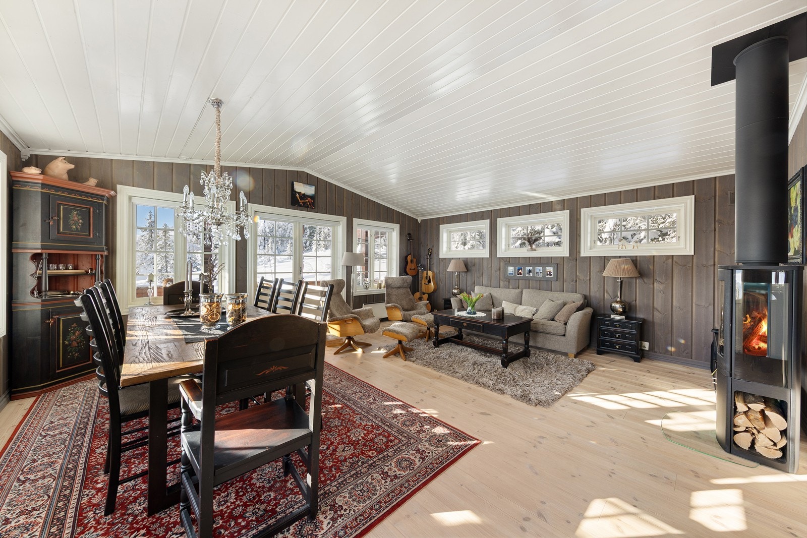 Gulvene er belagt med heltre plank, mens vegger og himlinger er kledd med beiset eller malt panel som skaper en lun atmosfære. Galleribilde