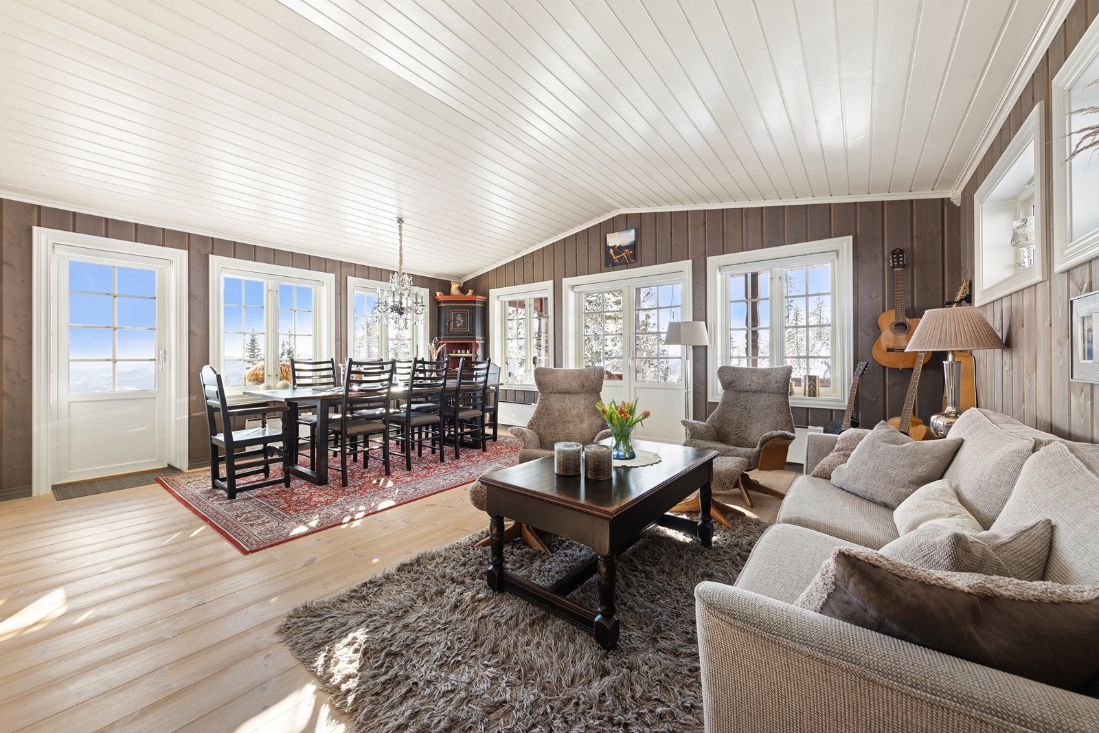 Rommet har en god atmosfære og rikelig lysinnslipp fra store vindusflater. Galleribilde