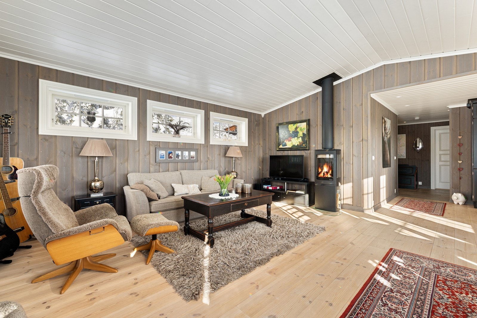 Rommet gir god plass til både sofagruppe og spisegruppe. Galleribilde