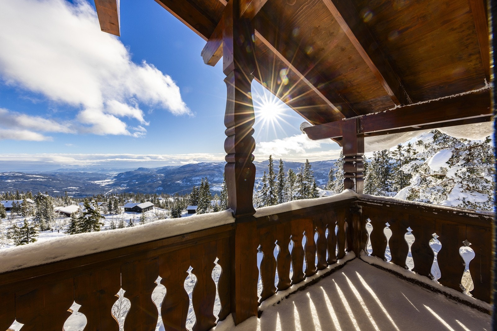Fra veranda kan man nyte den spektakulære utsikten over omkringliggende fjellområder. Galleribilde