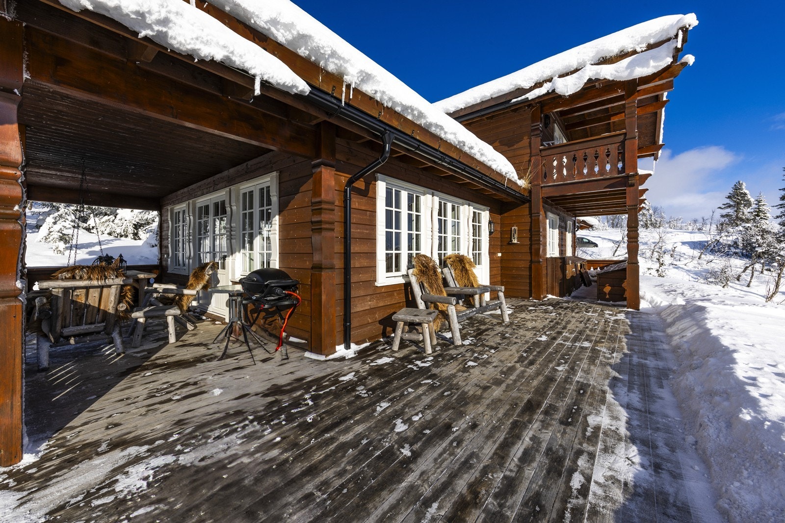 Deler av terrassen er overbygget og dens utforming gjør den enkel å dele inn i ulike soner. Galleribilde