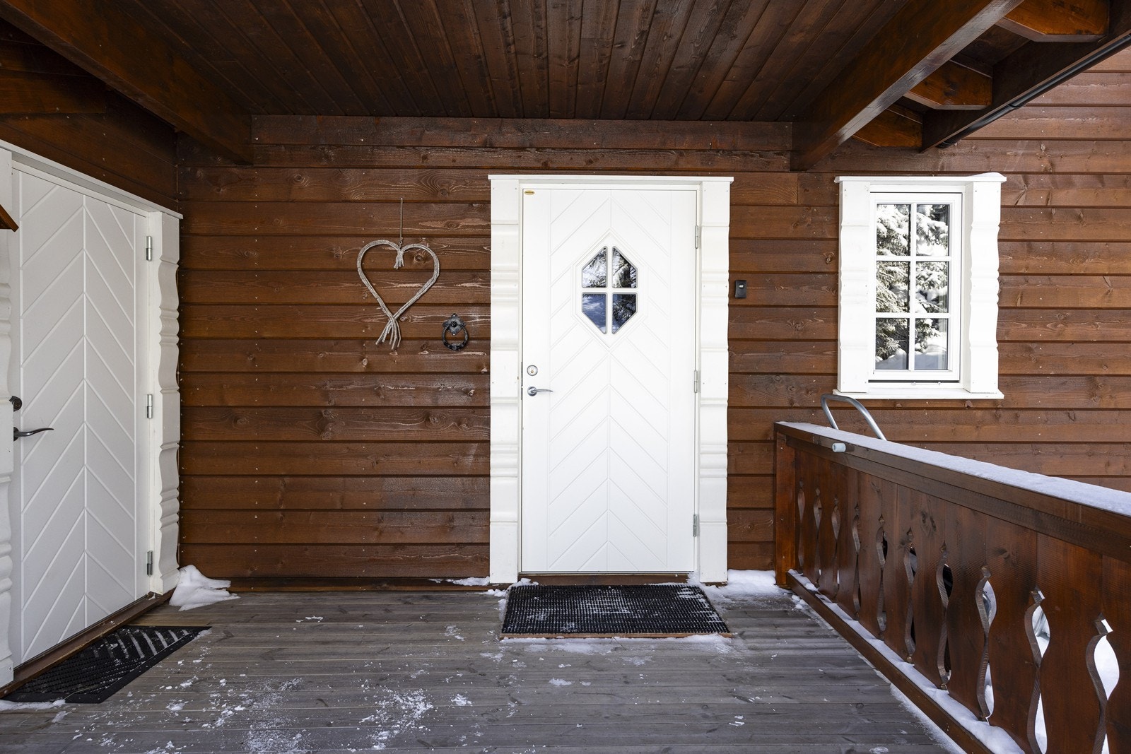 Man ønskes velkommen inn via et overbygget inngangsparti med enkel adkomst til utvendig bod. Galleribilde