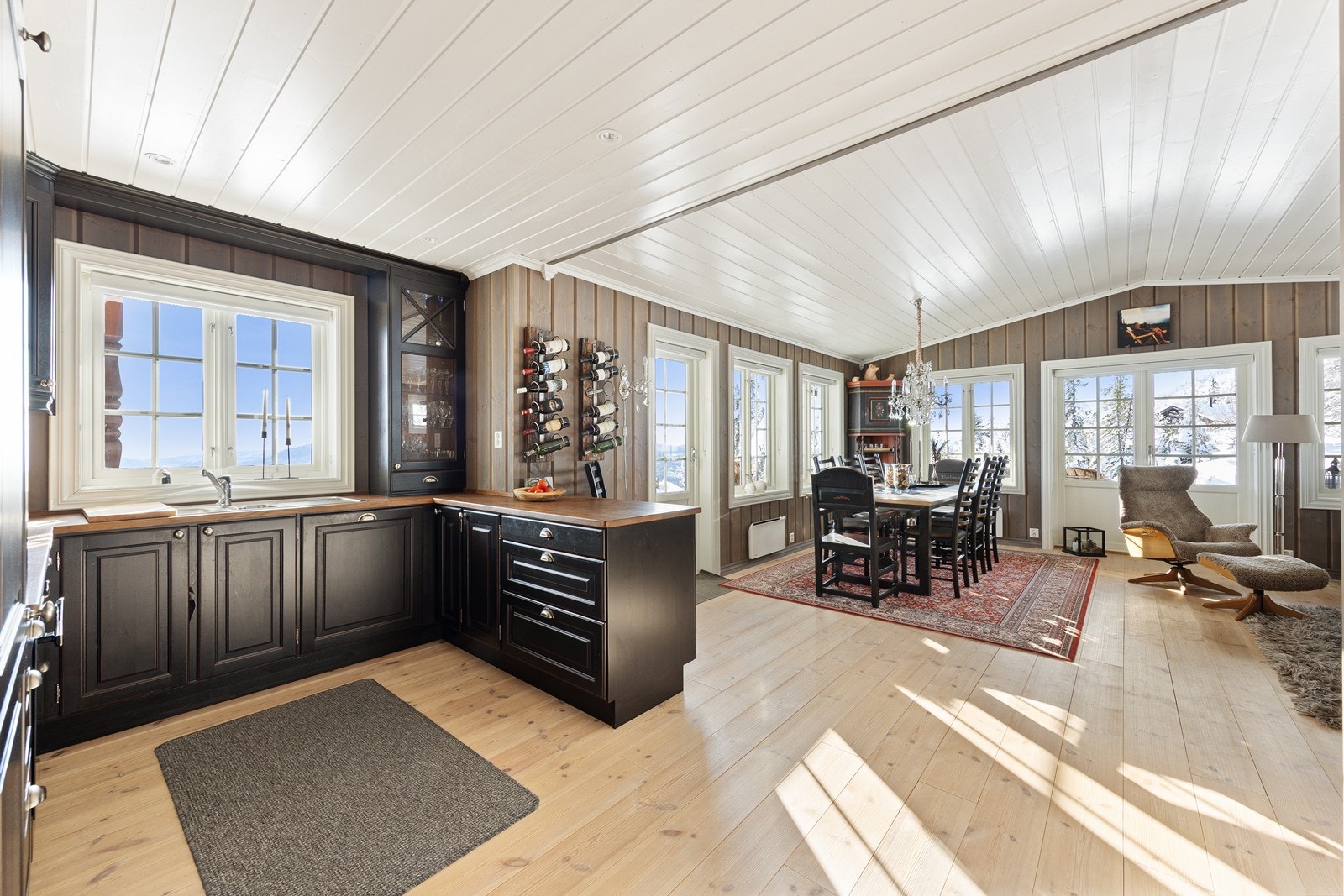 Kjøkkenet er innredet med profilerte, malte fronter i heltre som gir et klassisk hyttedesign. Galleribilde