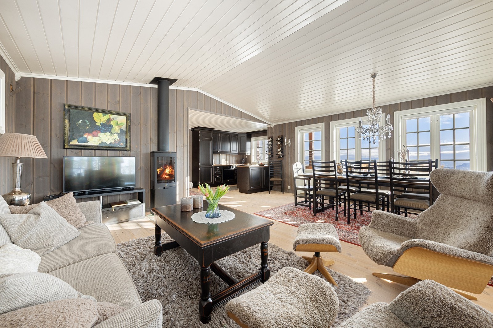 Hytta har en åpen løsning mellom stue og kjøkken, noe som gir et luftig og sosialt allrom. Galleribilde