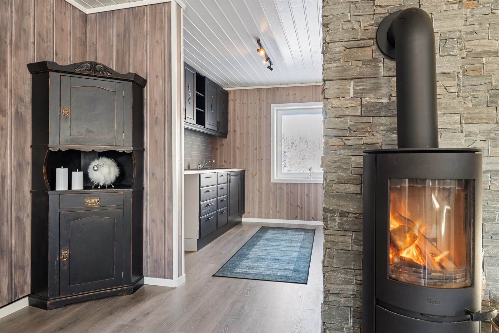 Kjøkkenet er plassert i eget rom og har en praktisk utforming. Galleribilde